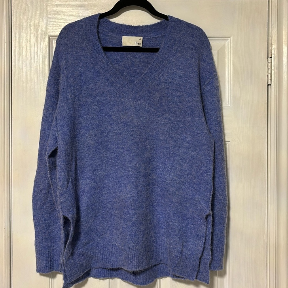 Aritzia Wilfred Free Relaxed Fit V-Neck Sweater